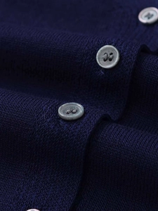 Détail de la texture en maille bleu marine avec boutons ronds gris polis