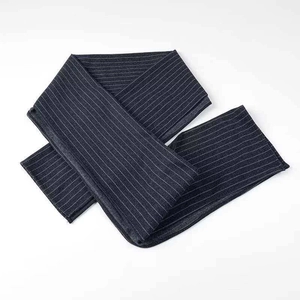 Vue détaillée du châle en maille bleu marine à rayures montrant la texture du tissu premium