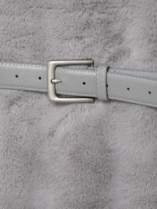 Dettaglio gilet grigio in ecopelliccia con cintura in similpelle e fibbia argentata