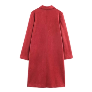 Vista posteriore dettagliata di un cappotto lungo scamosciato minimalista in rosso scuro