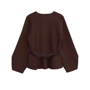 Haut en maille marron foncé à manches longues avec ceinture et ourlet basque
