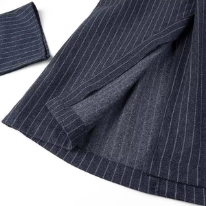 Détail du manteau bleu marine à rayures avec doublure épaisse et coutures soignées