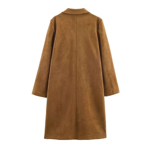 Vista posteriore di un cappotto minimalista in finta pelle scamosciata marrone con linea ad H