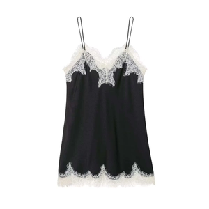 Caraco en satin noir pour femmes avec bordure en dentelle blanche et fines bretelles