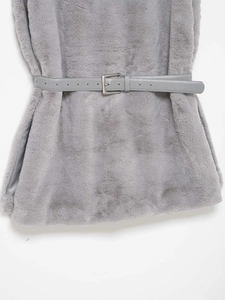 Dettaglio gilet in ecopelliccia grigia con cintura abbinata e fibbia in metallo argento