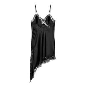 Détail de la robe nuisette en satin noir avec dentelle cils et ourlet asymétrique