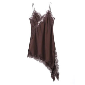 Robe nuisette en satin marron avec dentelle et ourlet asymétrique sur fond blanc