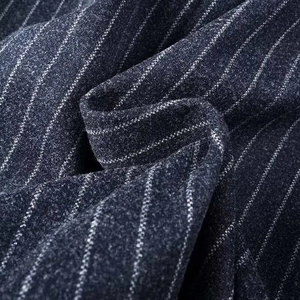 Gros plan sur la texture du tissu à fines rayures bleu marine pour manteau