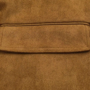 Dettaglio cappotto scamosciato marrone con tasca a patta e cuciture a contrasto