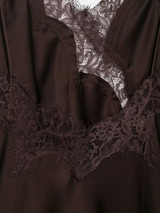 Gros plan sur une robe nuisette en satin marron avec dentelle de cils délicate au décolleté