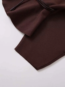 Détail de la texture en maille marron foncé avec un cordon de serrage assorti