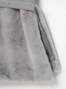 Dettaglio della texture in ecopelliccia grigia con cintura in pelle PU e fodera in seta