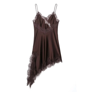Détail de robe en satin chocolat avec bordure en dentelle et ourlet asymétrique chic