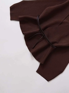 Vue détaillée de la maille marron foncé avec cordon de serrage à la taille