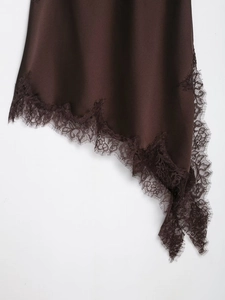 Détail de l'ourlet en satin marron foncé avec une bordure délicate en dentelle noire