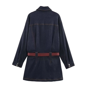 Vue arrière d'une robe en jean bleu foncé à manches longues avec ceinture rouge