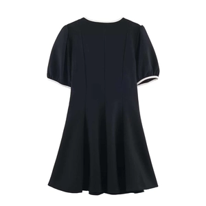 Mini robe noire chic à manches courtes avec bordure contrastée et manches bouffantes