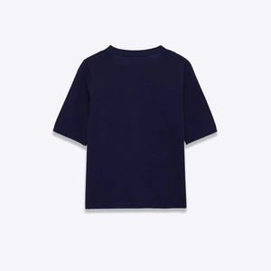 Haut en maille bleu marine à manches courtes avec col en V classique et coupe ajustée
