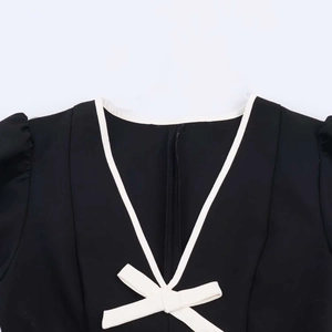Mini robe d'été avec décolleté en V profond, bordure contrastée blanche et détail de nœud