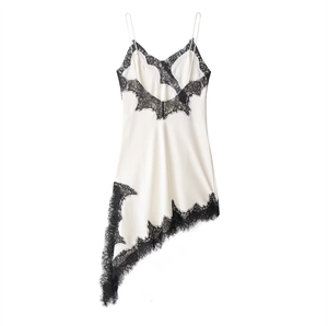 Détail de robe en satin blanc avec dentelle noire délicate sur le buste et l'ourlet