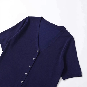 Gilet en tricot bleu marine à col en V et manches courtes avec boutons en nacre chic