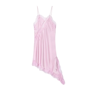 Détail de la robe nuisette en satin rose avec dentelle délicate et ourlet asymétrique