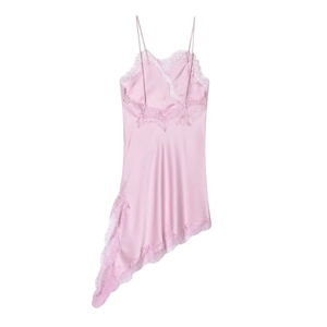 Détail de la robe en satin rose avec dentelle de cils et ourlet asymétrique sur fond blanc