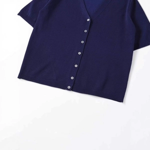 Gilet en maille bleu foncé à col en V avec des manches courtes et boutons clairs