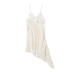 Détail de la robe en satin avec dentelle délicate et ourlet asymétrique élégant