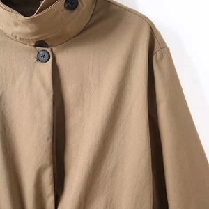 Detailaufnahme der khakifarbenen Parkajacke mit Doppelknopf-Stehkragen und Twill-Stoff