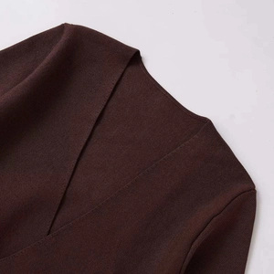 Pull en maille marron foncé avec col en V élégant et texture gaufrée sophistiquée