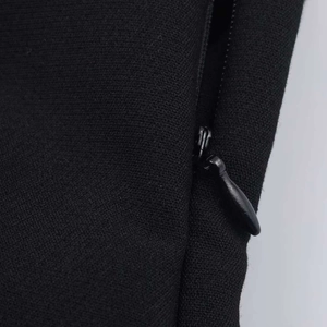Gros plan d'une robe courte noire avec détail de fermeture éclair invisible soignée