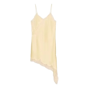 Détail de dentelle élégante sur robe nuisette en satin crème avec décolleté en V profond