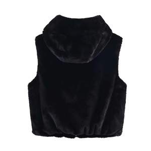 Dettaglio del retro di un gilet nero in ecopelliccia con cappuccio e consistenza morbida