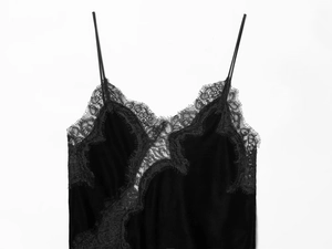 Détail du caraco en satin noir avec bordure en dentelle de cils délicate sur col V