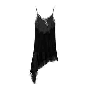 Détail de dentelle cils délicate sur robe nuisette en satin noir avec ourlet asymétrique