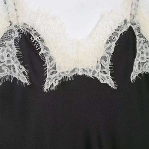 Caraco en satin noir avec dentelle blanche brodée et finitions soignées en soie douce