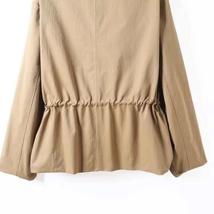 Detailaufnahme des verstellbaren Kordelzug-Taille am Rücken eines khakifarbenen Parkas