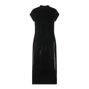 Elegante abito midi slim in velluto nero con collo alto e vista posteriore raffinata