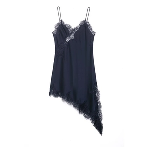 Détail de robe nuisette en satin bleu marine avec dentelle noire et décolleté en V