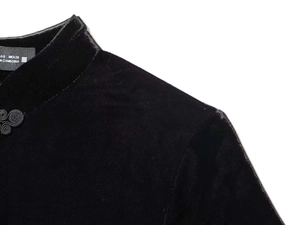 Dettaglio del colletto cheongsam in velluto con bottoni tradizionali a nodo e collo alto