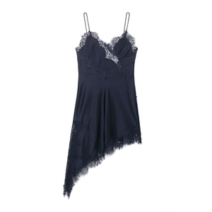 Détail d'une robe nuisette en satin noir montrant la dentelle de cils et l'ourlet