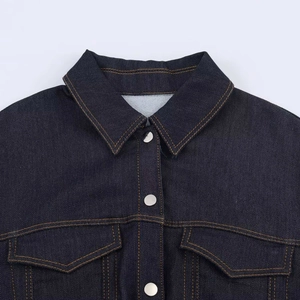 Chemise en jean bleu foncé classique avec boutons argentés et coutures contrastées