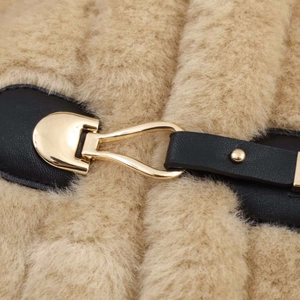 Gilet à capuche en fausse fourrure camel pour femme avec boucle dorée et cuir élégant