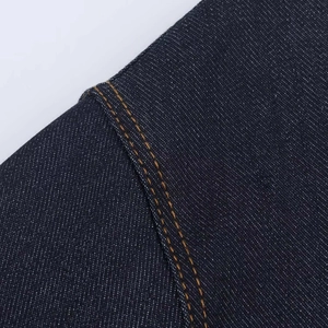 Détails du tissu en denim bleu foncé avec doubles coutures contrastées orange classiques