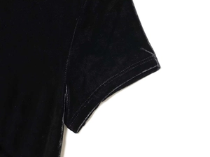 Dettaglio della trama del velluto nero e cuciture di alta qualità sul polsino del vestito