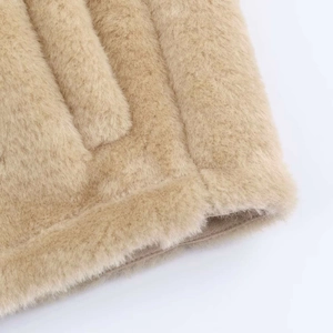 Détails de la texture en fausse fourrure camel et coutures sur le gilet polaire