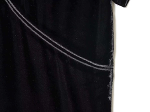 Dettaglio del vestito in velluto nero con cuciture precise e morbida texture del tessuto