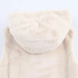 Vista dettagliata posteriore di un gilet di pelliccia sintetica color crema con cappuccio