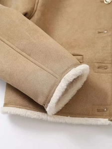 Détail d'une veste en similicuir camel avec doublure en peau de mouton et boutonnage chic